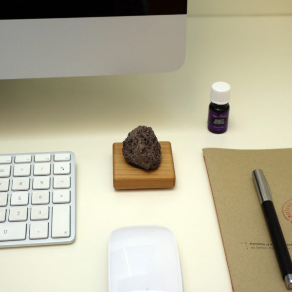Mini-Diffusor in Kirsche mit Lavastein auf einem Schreibtisch